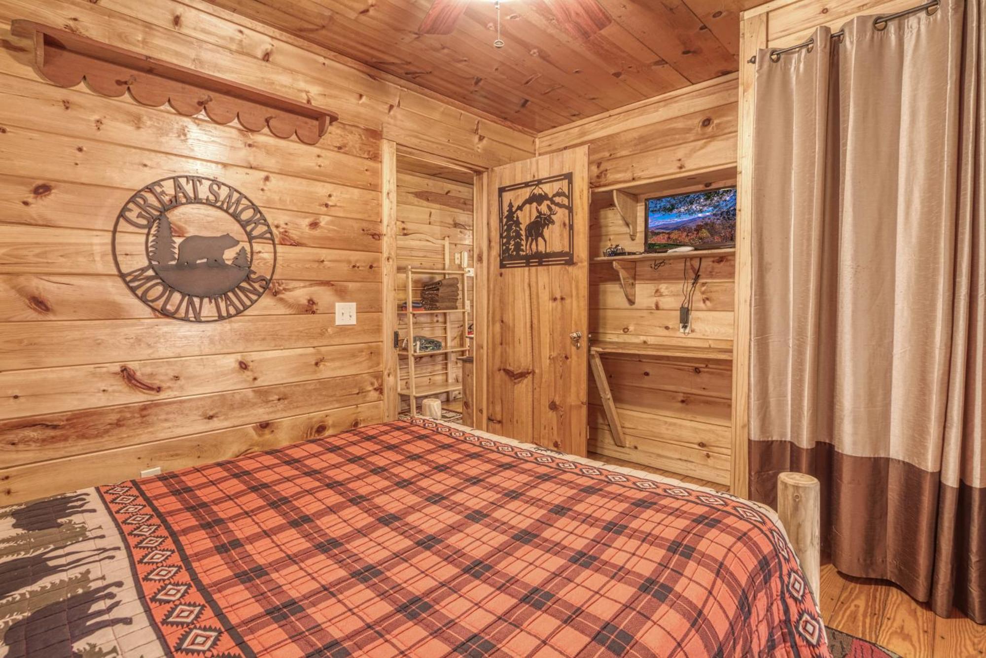 Bear Den, Hot Tub, 1089 Of Free Attraction Tickets For Each Paid Day, Dollywood And More! Sevierville Room photo