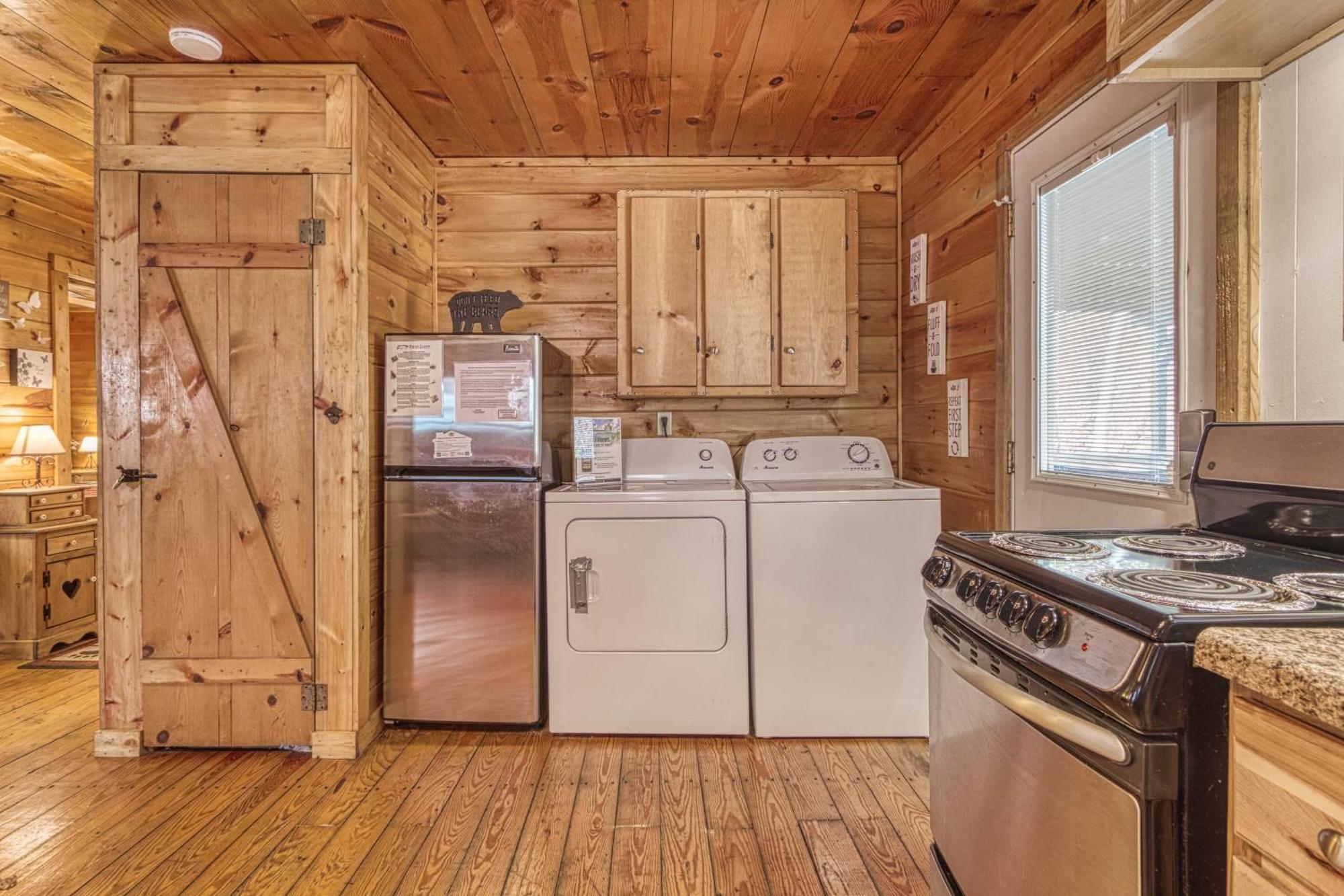 Bear Den, Hot Tub, 1089 Of Free Attraction Tickets For Each Paid Day, Dollywood And More! Sevierville Room photo