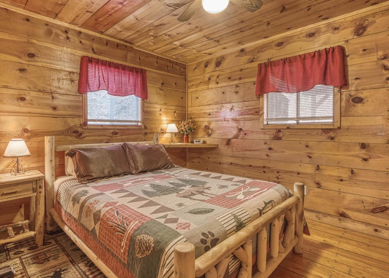 Bear Den, Hot Tub, 1089 Of Free Attraction Tickets For Each Paid Day, Dollywood And More! Sevierville Exterior photo